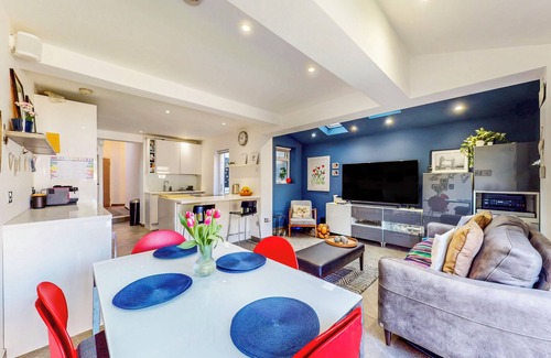 Thamesfield Apartment | Bright 2BR Flat W/Garden & BBQ Near River Thames