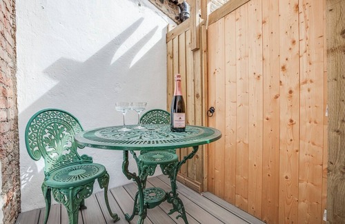 West Hill Apartment | Bright 2BR + Patio 25mins from Central Museums