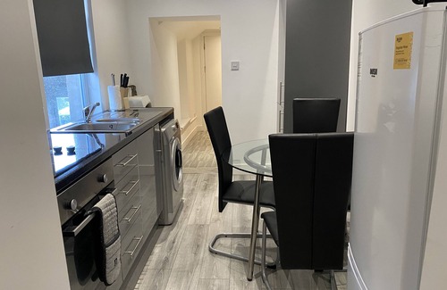 Bridgend Apartment | Bright 2BR,Sleeps 6 - Bridgend Centre, Train Link