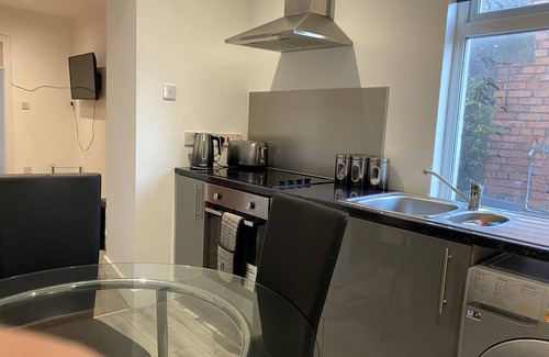 Bridgend Apartment | Bright 2BR,Sleeps 6 - Bridgend Centre, Train Link