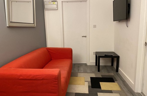 Bridgend Apartment | Bright 2BR,Sleeps 6 - Bridgend Centre, Train Link