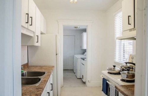 Walkerville Apartment | Bright 3 BDRM Unit Ideal for Longer Stays