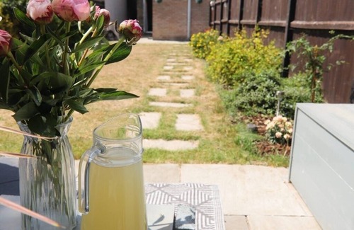 Pakefield House | Bright 3BR Beachside Haven Steps from the Shore