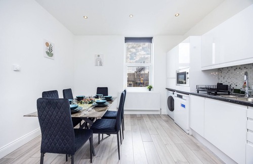 Shepherd's Bush Apartment | Bright 3BR Flat | Walk to Westfield & Tube