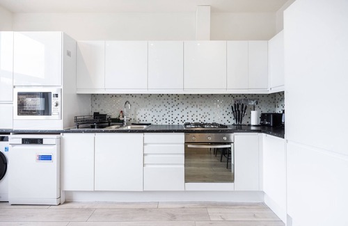 Shepherd's Bush Apartment | Bright 3BR Flat | Walk to Westfield & Tube