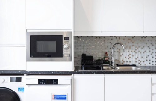 Shepherd's Bush Apartment | Bright 3BR Flat | Walk to Westfield & Tube
