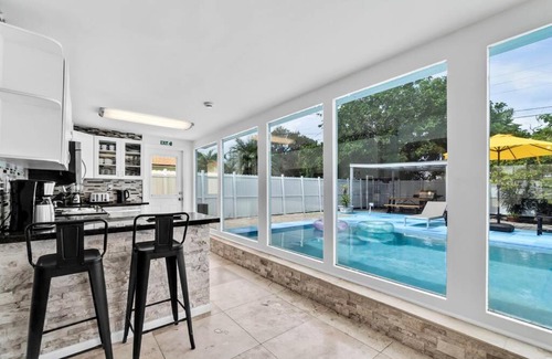 Driftwood House | Bright 4 Bedrooms with Pool and Game Room near Hard Rock
