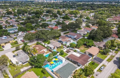 Driftwood House | Bright 4 Bedrooms with Pool and Game Room near Hard Rock