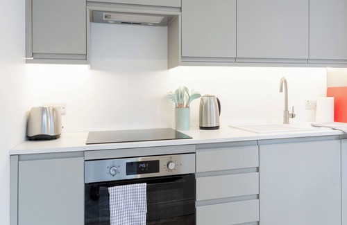 Cheltenham House | Bright & Airy 2BD - 10min walk to Centre