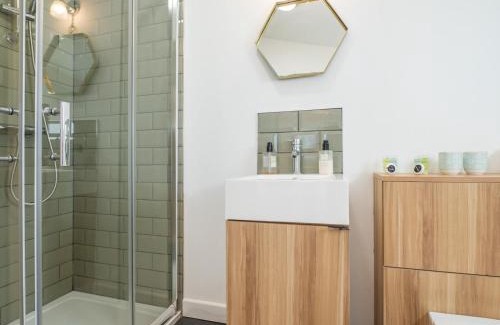 Stanton Saint John House | Bright & Airy Countryside Cabin Near Oxford, Perfect Getaway with Scenic Views