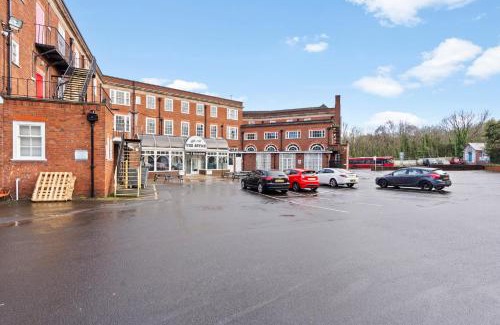 Dudley Apartment | Bright, airy space with Parking and Netflix Apt 112