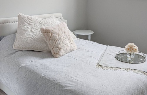 Black Mountain Apartment | Bright and Airy 1 Bedroom Suite