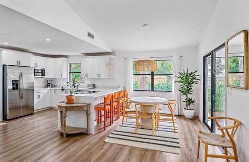 Jupiter House | Bright and beautiful coastal Jupiter home