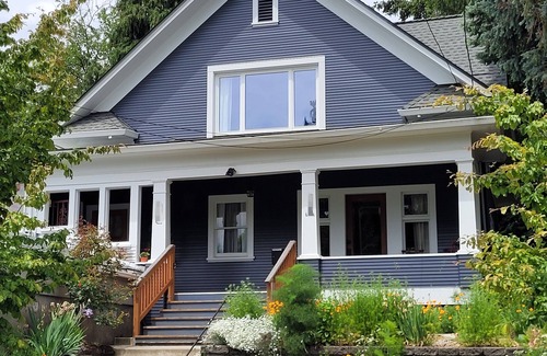 Overlook House | Bright and Beautiful Overlook Apartment