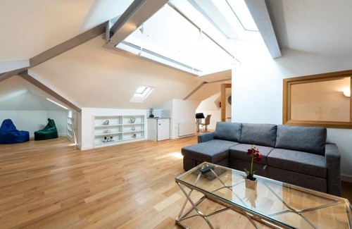 Uxbridge North Apartment | Bright and Big Apartment (BRC)