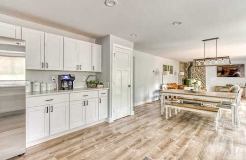 Welches House | Bright and Cozy- Pet-friendly Home Hot Tub, Pool