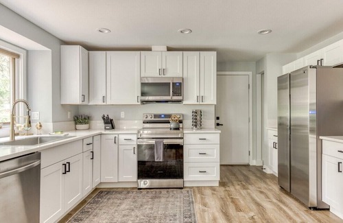 Welches House | Bright and Cozy- Pet-friendly Home Hot Tub, Pool