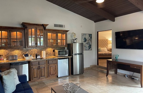 Paradise Hills Apartment | Bright and Charming apartment in Paradise Valley