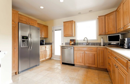 McManus House | Bright and Charming Spanish 2bed/2 bath house with Office, Fully Fenced Backyard