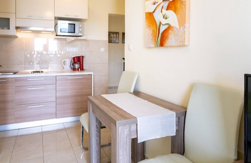 Lopar Apartment | Bright and cosy holiday apartment with inviting communal pool near the beach!