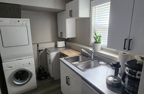 Burnaby Apartment | Bright and cozy fully furnished studio.