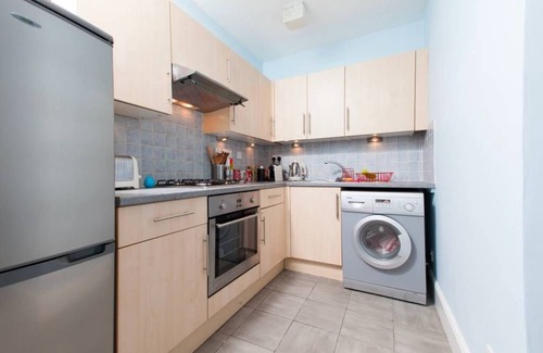 Newington Apartment | Bright and Modern Causewayside Apartment