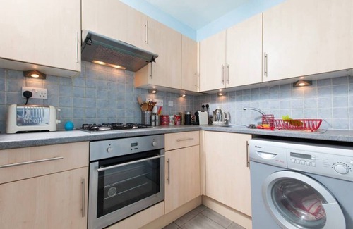 Newington Apartment | Bright and Modern Causewayside Apartment