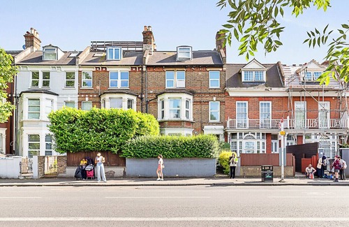 Southfield Apartment | Bright and Newly Furnished Acton Apartment