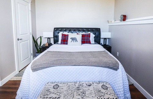 Grande Prairie House | Bright and open-concept parkside suite by the airport