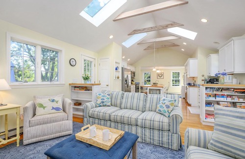Harwich Port House | Bright and Roomy 4 Bedroom Half Mile to Beach and 1 mile to Bike Trail AC and WIFI