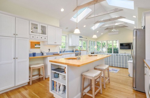 Harwich Port House | Bright and Roomy 4 Bedroom Half Mile to Beach and 1 mile to Bike Trail AC and WIFI