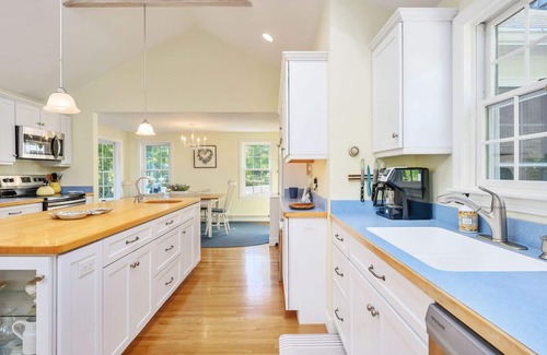 Harwich Port House | Bright and Roomy 4 Bedroom Half Mile to Beach and 1 mile to Bike Trail AC and WIFI