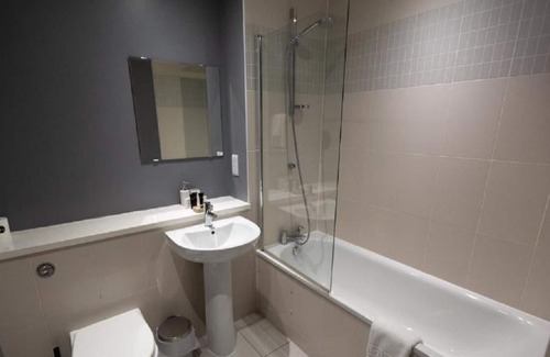 Vauxhall Apartment | Bright and Spacious Two Bedroom Apartment