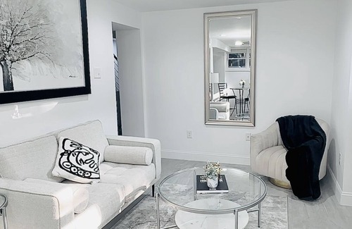 Fairlawn House | Bright and Spacious Bottom Unit!