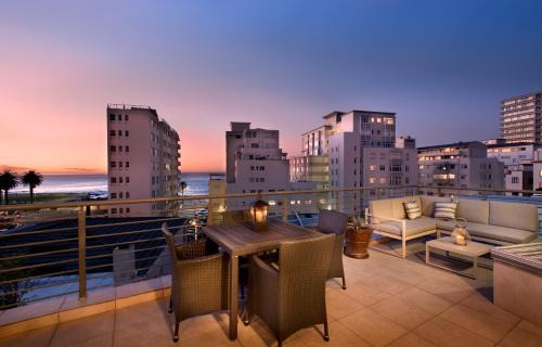 Three Anchor Bay Apartment | Bright and Stylish Beachfront Apartment