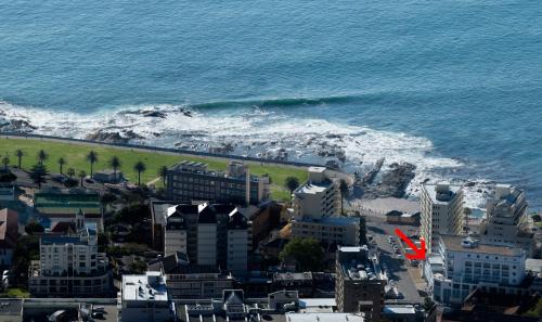 Three Anchor Bay Apartment | Bright and Stylish Beachfront Apartment