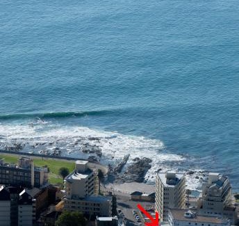 Three Anchor Bay Apartment | Bright and Stylish Beachfront Apartment