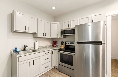 Great Falls Apartment | Bright and Sunny: One Bedroom - Large