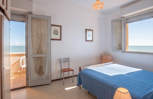 Ponte Sasso Apartment | Bright apartment in a building located directly on the beach of Torrette di Fano.