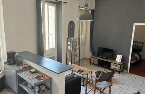 Saint-Lambert Apartment | Bright Apartment Near the Beach and Old Port