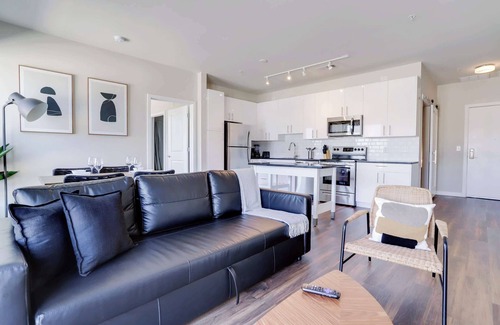 Jefferson Manor Apartment | Bright Apt W Den | Gym & Easy DC Access