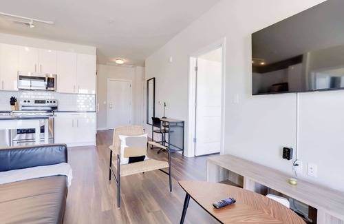 Jefferson Manor Apartment | Bright Apt W Den | Gym & Easy DC Access