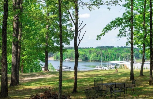 Iuka Cabin | Bright Aqua Yacht Harbor Pickwick Lake Lakeview Home Boat Garage Sleeps 10+