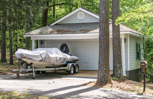 Iuka Cabin | Bright Aqua Yacht Harbor Pickwick Lake Lakeview Home Boat Garage Sleeps 10+