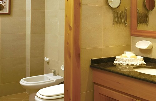 San Carlos de Bariloche Hotel | Bright and Welcoming Room with Heated Pool Near Nahuel Huapi Lake Activities