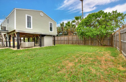 Port Aransas House | Bright & bold, family-friendly home w/ a large yard - close to beaches!