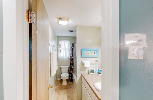 Port Aransas House | Bright & bold, family-friendly home w/ a large yard - close to beaches!