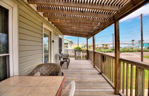 Port Aransas House | Bright & bold, family-friendly home w/ a large yard - close to beaches!