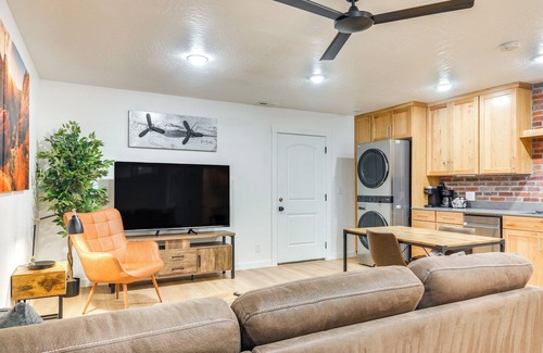 Cedar City House | Bright Cedar City Townhome ~ 2 Mi to Downtown!