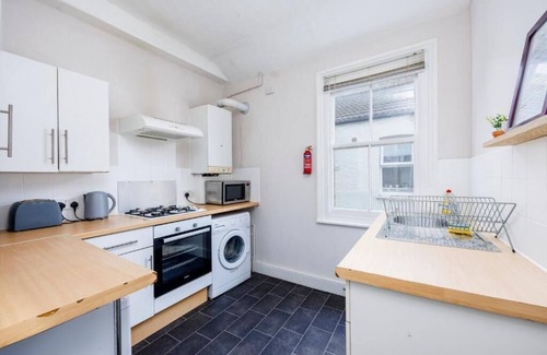 Southend-on-Sea Apartment | Bright & Cheerful 2BR in Westcliff-On-Sea w/WiFi & Netflix by Everhome Ltd